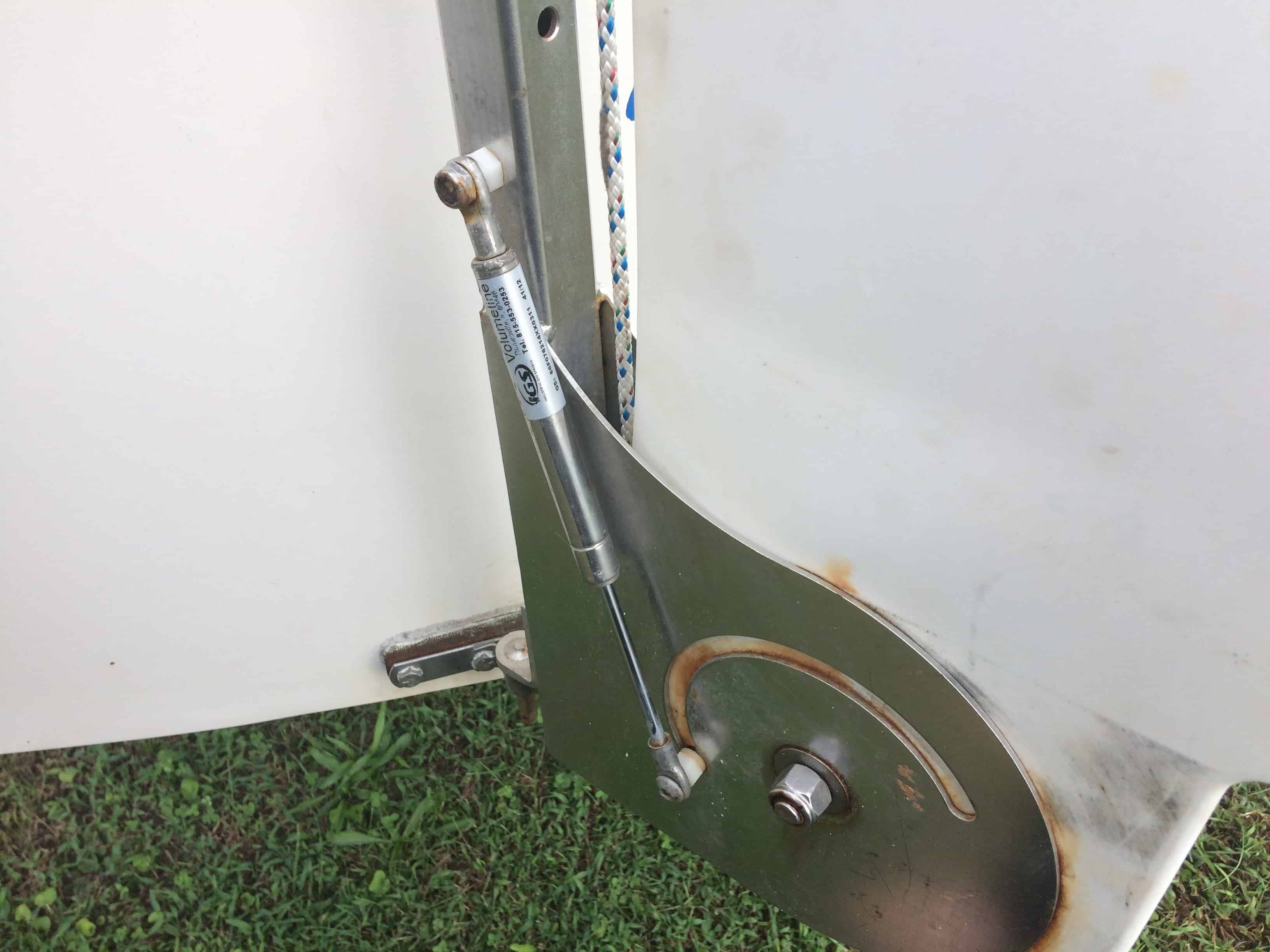 rudder_piston.jpg